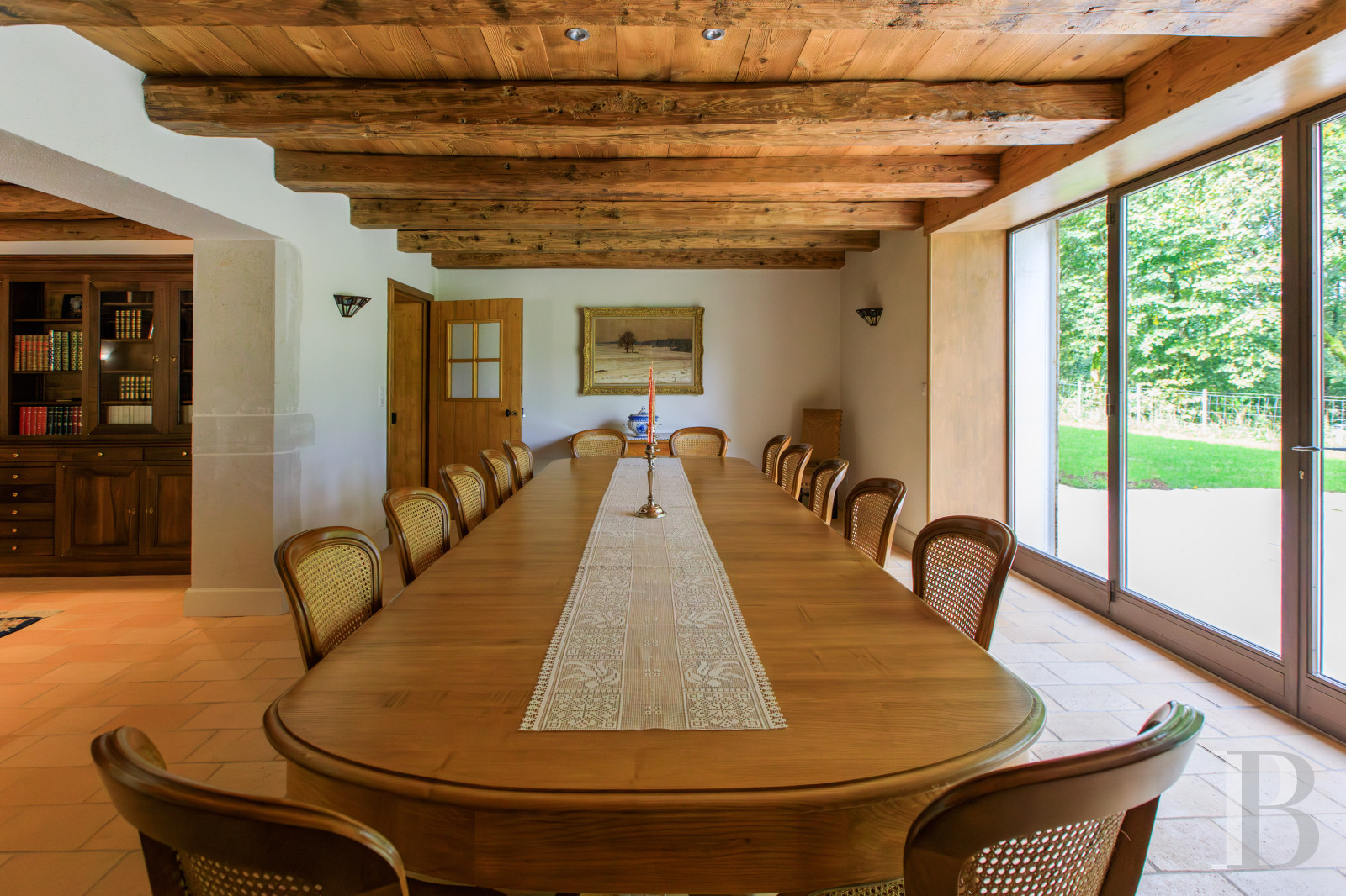 Dans le Haut-Bugey, à mi-chemin entre Lyon et Genève, une ferme abbatiale du 17e siècle transformée en une vaste et confortable demeure.  - photo  n°7